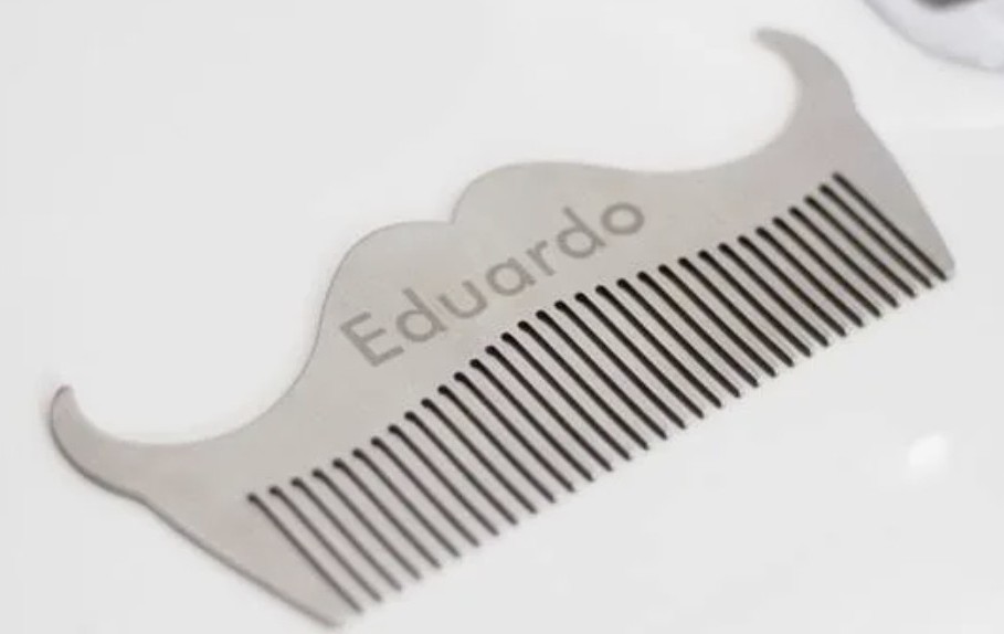 Peigne moustache personnalisé avec texte